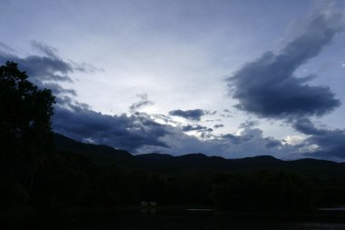 dağ silueti bulut ve alacakaranlıkta gökyüzü Manzaralı