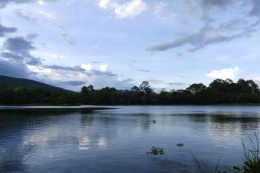 dağ ve Göl Manzaralı