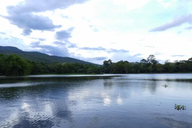 dağ ve Göl Manzaralı
