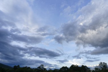 dağ, bulut ve gökyüzü gün batımından önce