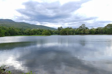 dağ ve Göl Manzaralı