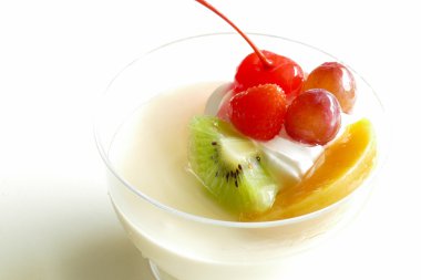 meyve ile tepesi vanilya puding Mus