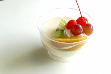 meyve ile tepesi vanilya puding Mus