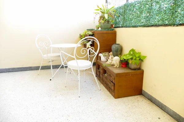 Weißer Stuhl und Schreibtisch und Pflanzendekoration auf hölzerner Schreibtischschublade — Stockfoto