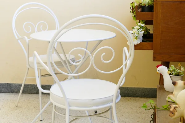 白色的椅子和桌子和植物装饰上木制办公桌的抽屉里 — 图库照片