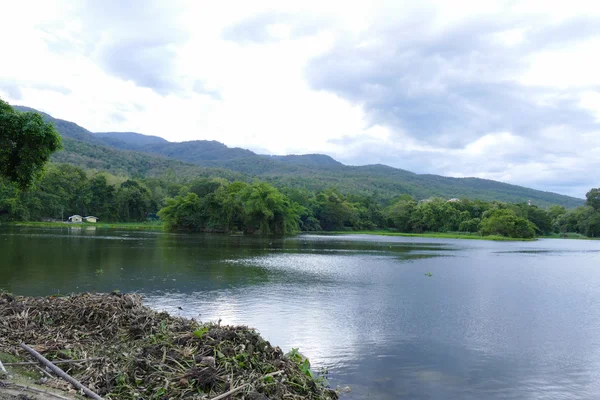 Pintoresco de la montaña y el estanque —  Fotos de Stock