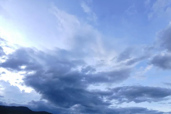 Montagne, nuage et ciel avant le coucher du soleil — Photo