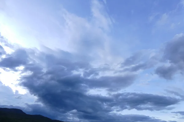 Montanha, nuvem e céu antes do pôr do sol — Fotografia de Stock