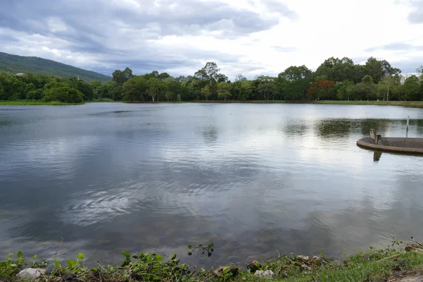 Cênica da montanha e da lagoa — Fotografia de Stock