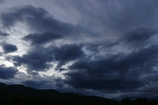 Silhueta de montanha com vista de nuvem e céu ao entardecer — Fotografia de Stock