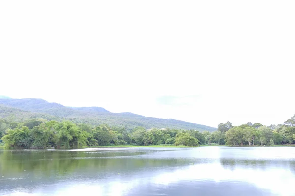 Pintoresco de la montaña y el estanque — Foto de Stock