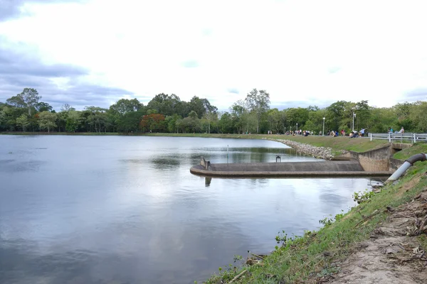 As pessoas estão descansando e esperando para ver o pôr do sol na lagoa no — Fotografia de Stock