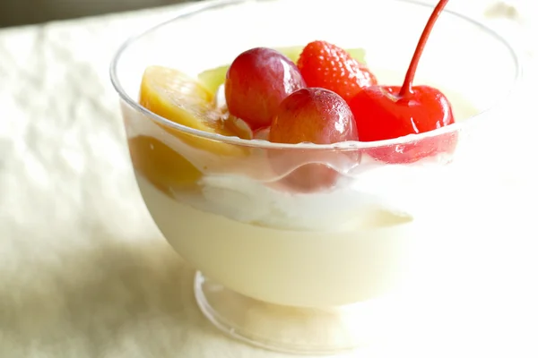 Vanille pudding mousse topping met fruit — Stockfoto