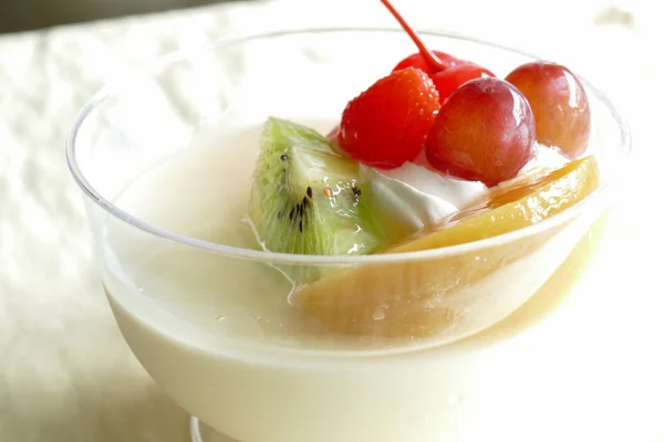 Mousse de pudim de baunilha coberto com frutas — Fotografia de Stock