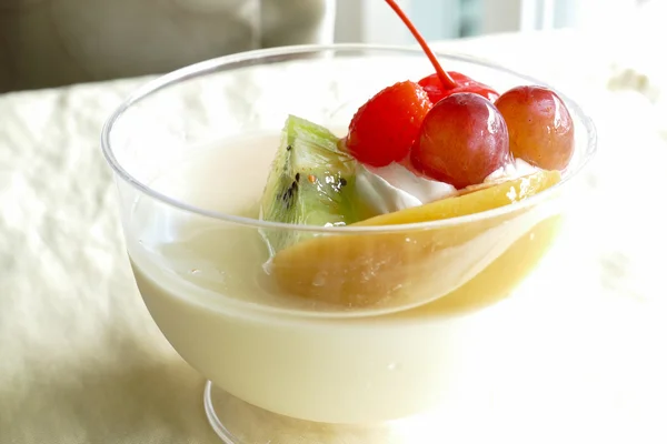 Vanillepudding-Mousse mit Früchten — Stockfoto