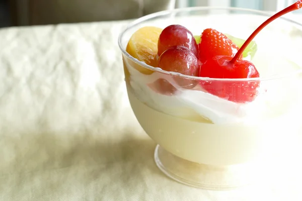 Mousse budino alla vaniglia guarnizione con frutta — Foto Stock