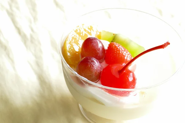 Vanille pudding mousse topping met fruit — Stockfoto
