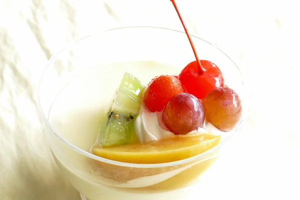 Mousse budino alla vaniglia guarnizione con frutta — Foto Stock