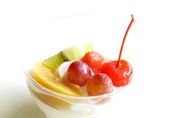 Vanille pudding mousse topping met fruit — Stockfoto