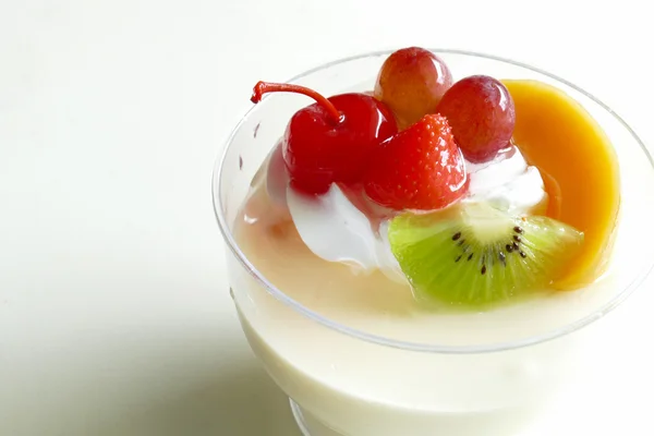 Vanilla pudding mousse topping with fruit — Stock Photo, Image