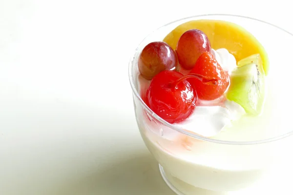 Vanillepudding-Mousse mit Früchten — Stockfoto