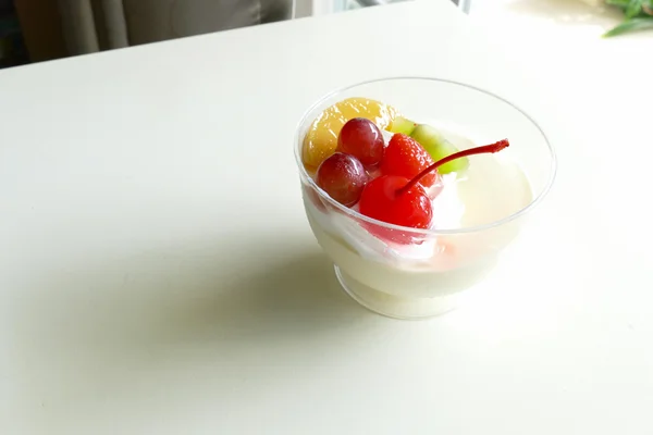 Mousse de pudim de baunilha coberto com frutas — Fotografia de Stock