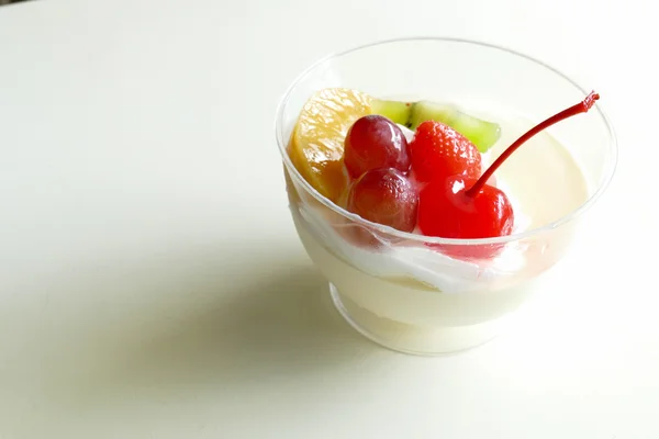 Mousse de pudim de baunilha coberto com frutas — Fotografia de Stock