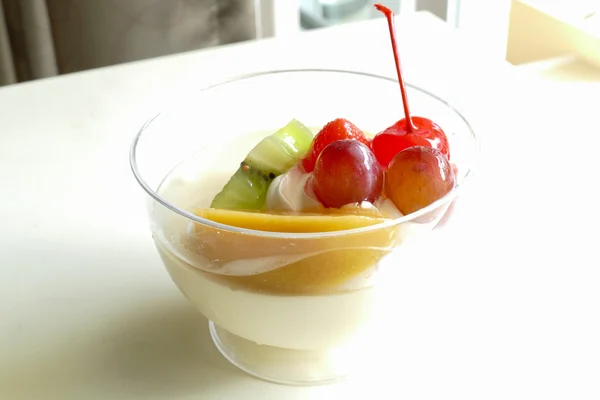 Mousse de pudim de baunilha coberto com frutas — Fotografia de Stock