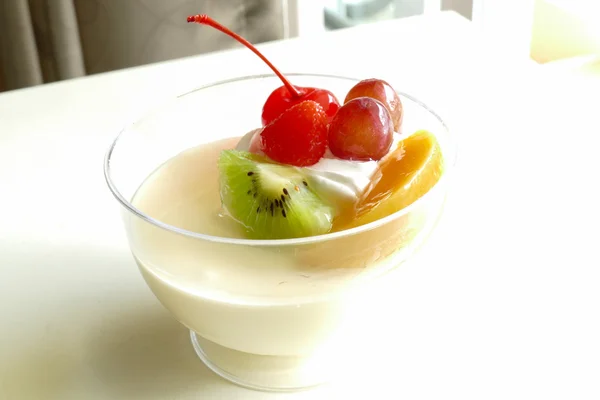 Mousse budino alla vaniglia guarnizione con frutta — Foto Stock