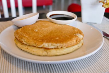 çikolata sosu ve tereyağı ile hizmet veren gözleme 