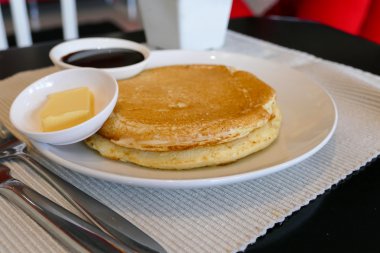 çikolata sosu ve tereyağı ile hizmet veren gözleme 
