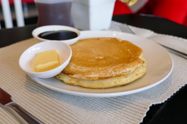 çikolata sosu ve tereyağı ile hizmet veren gözleme 