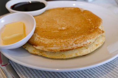 çikolata sosu ve tereyağı ile hizmet veren gözleme 