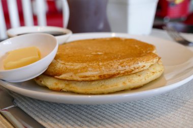 çikolata sosu ve tereyağı ile hizmet veren gözleme 