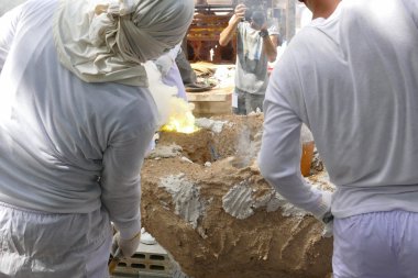 Adam buddha s döküm için fırın içinde erime metal döküm