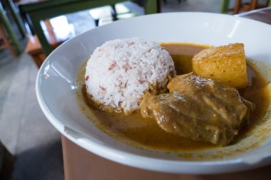 tavuk köri çorbası ile kahverengi pirinç