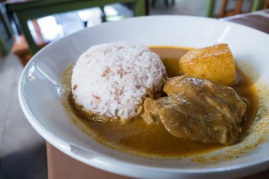 tavuk köri çorbası ile kahverengi pirinç