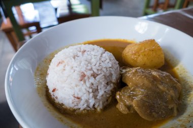 tavuk köri çorbası ile kahverengi pirinç