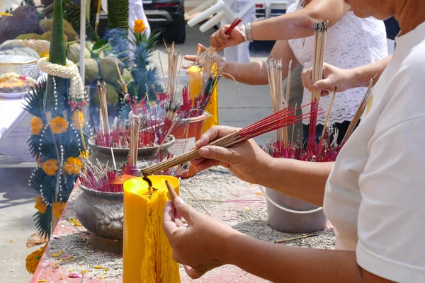 De vrouw is incensing bundel van joss stick — Stockfoto