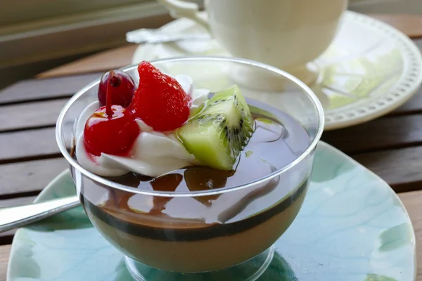 Mousse de pudín de chocolate rematado con fruta y crema batida —  Fotos de Stock