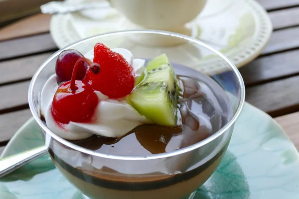 Mousse pudim de chocolate cobertura com frutas e chantilly — Fotografia de Stock