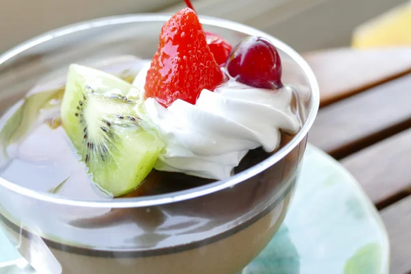 Schokoladenpudding-Mousse mit Obst und Schlagsahne — Stockfoto