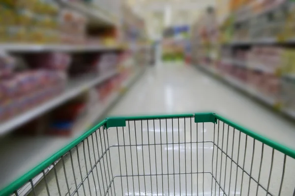 Carrinho no corredor do supermercado — Fotografia de Stock