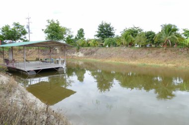 pavilion gölet üzerinde