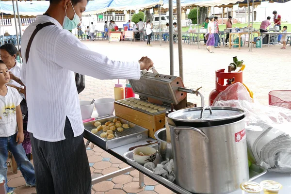 Az ember, hogy Thaiföld hagyományos tojás torta — Stock Fotó