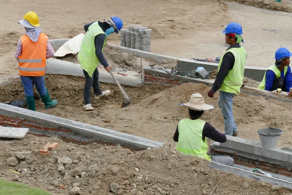Işçilerin inşaat alanında çalışıyoruz — Stok fotoğraf