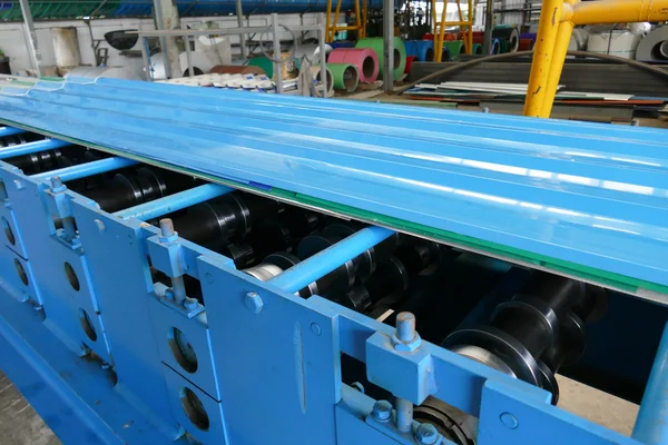 A máquina para a produção de chapa de metal na fábrica — Fotografia de Stock