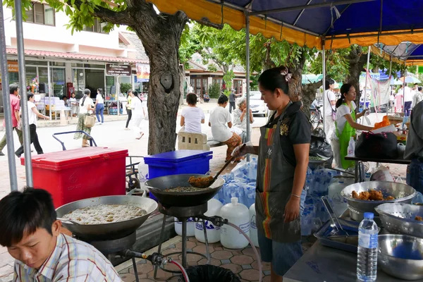 A mulher está fritando frango na panela — Fotografia de Stock