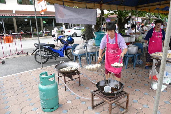 The woman is frying pork ball in the pan — Stock Photo, Image