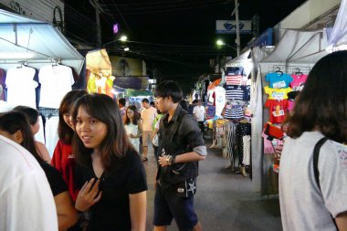 İnsanlar gece markette alışveriş.